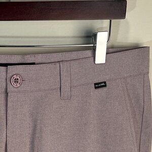 Travis Mathew Men's rose & white Mint Cond flat front Golf Shorts 34 11" inseam